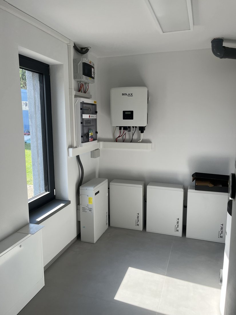 Střídač Solax a baterie Triple Power v technické místnosti